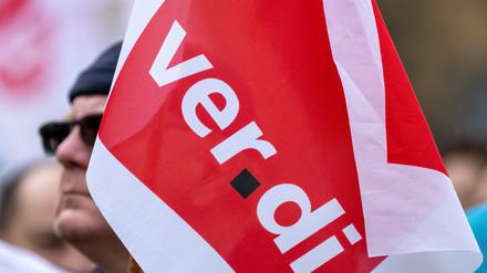Sachsen-Anhalt, Halle (Saale): Fahnen der Dienstleistungsgewerkschaft Verdi schwenken Teilnehmer auf ihrer Warnstreikkundgebung in der Innenstadt. 