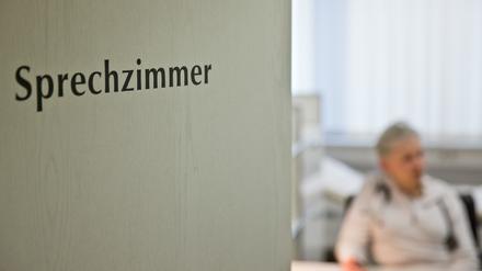 Bayern, Nürnberg: „Sprechzimmer“ ist auf einer Tür am 04.03.2015 in einer Hausarztpraxis in Nürnberg (Bayern) zu lesen. 