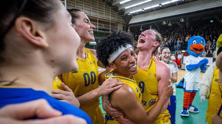 Für Laina Snyder und Deeshyra Thomas gibt es nach dem Einzug ins Halbfinale kein Halten mehr.