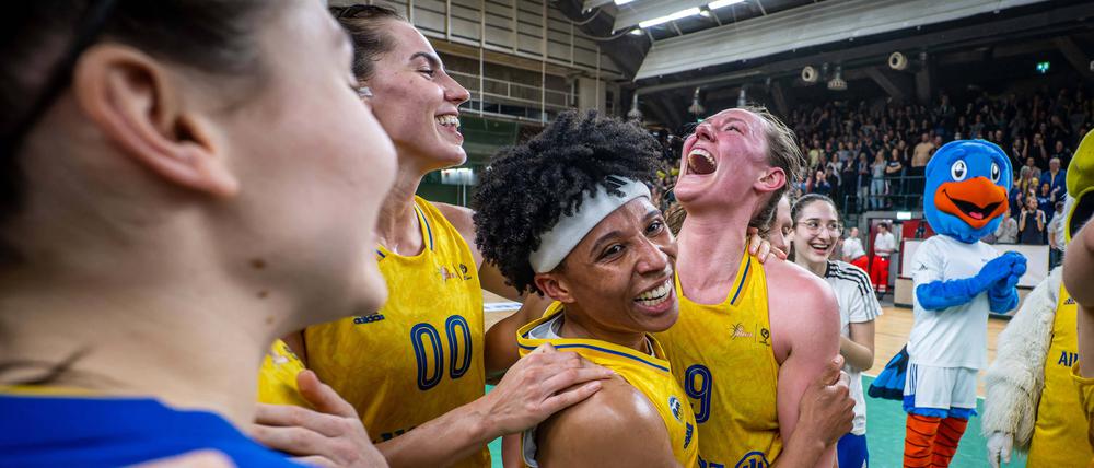 Für Laina Snyder und Deeshyra Thomas gibt es nach dem Einzug ins Halbfinale kein Halten mehr.