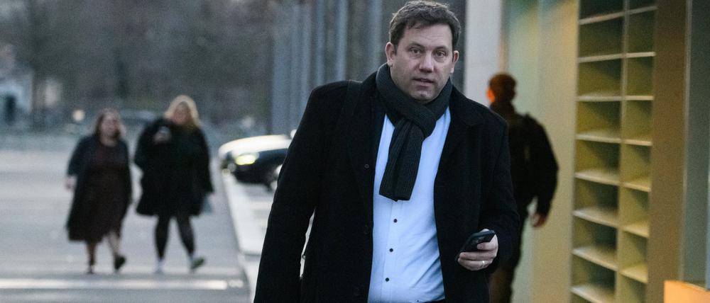 Lars Klingbeil, Parteivorsitzender der SPD, kommt nach dem Ende der Sitzung vom Koalitionsausschuss aus dem Bundeskanzleramt.