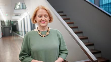 Lisa Paus (Bündnis 90/Die Grünen), Bundesministerin für Familie, Senioren, Frauen und Jugend, lächelt in ihrem Ministerium zu Beginn eines Interviews. (zu dpa «Familienministerin ruft Einsame auf: Hilfsangebote ohne Scheu nutzen») +++ dpa-Bildfunk +++