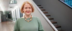 Lisa Paus (Bündnis 90/Die Grünen), Bundesministerin für Familie, Senioren, Frauen und Jugend, lächelt in ihrem Ministerium zu Beginn eines Interviews. (zu dpa «Familienministerin ruft Einsame auf: Hilfsangebote ohne Scheu nutzen») +++ dpa-Bildfunk +++