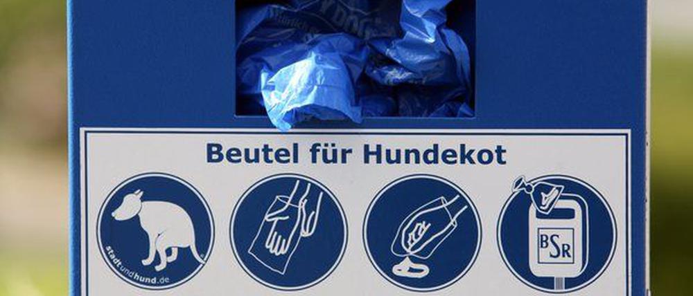 Neue Geldquelle? Ein Spender mit Beuteln für Hundekot in Berlin.