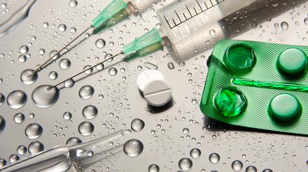 Medicine and syringes, 06.02.2020 02:15:13, Copyright: xNomadSoulx Panthermedia28084244