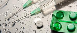 Medicine and syringes, 06.02.2020 02:15:13, Copyright: xNomadSoulx Panthermedia28084244