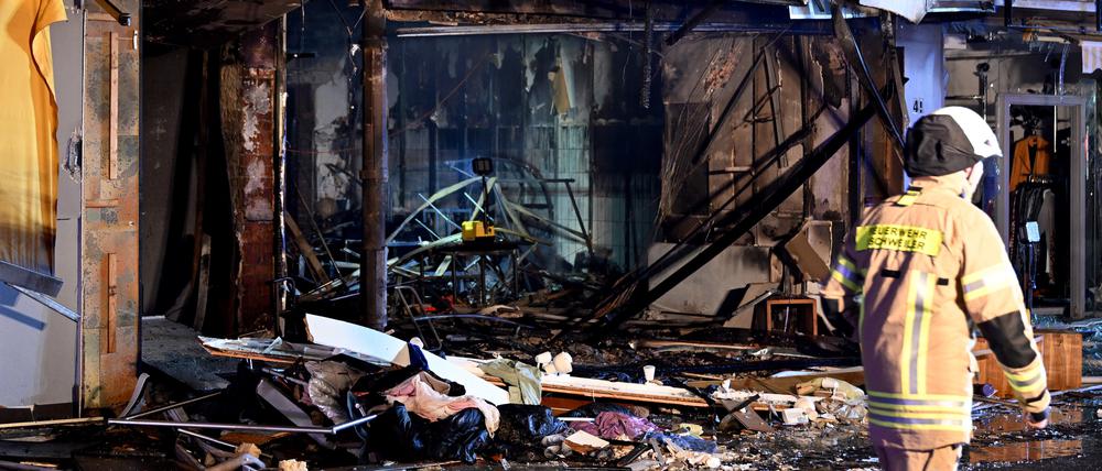 Trümmer vor einem Haus in der Neustraße in Eschweiler, wo es am Donnerstagabend eine gewaltige Explosion gab.