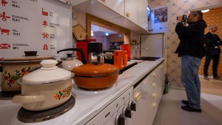 31.03.2023, Berlin: Kochtöpfe stehen auf einem Herd in der Küche einer nachgebauten WBS 70 Wohnung in den Ausstellungsräumen des DDR-Museums, aufgenommen bei der Pressekonferenz zur Wiedereröffnung des DDR-Museums. Drei Monate nach dem Platzen des Aquariums in einem Berliner Hotel steht das ebenfalls betroffene Museum kurz vor der Wiedereröffnung. Foto: Monika Skolimowska/dpa +++ dpa-Bildfunk +++
