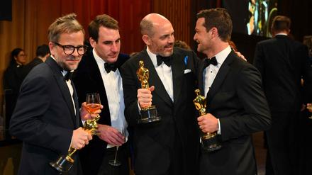 Die Preisträger Christian Goldbeck (Szenenbild), James Friend (Kamera) und Regisseur Edward Berger (von links) in der Oscar-Nacht.