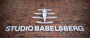 Der Schriftzug „Studio Babelsberg“ und das Logo an einer Wand auf dem Gelände der Filmstudios.
