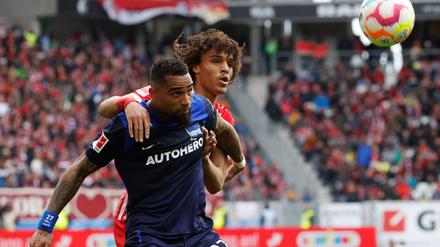 Enges Ding. Kevin Prince Boateng (vorne) und der Freiburger Kiliann Eric Sildillia im Zweikampf.
