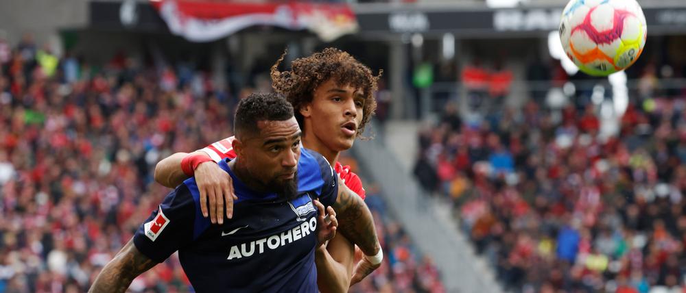 Enges Ding. Kevin Prince Boateng (vorne) und der Freiburger Kiliann Eric Sildillia im Zweikampf.