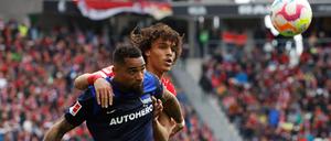 Enges Ding. Kevin Prince Boateng (vorne) und der Freiburger Kiliann Eric Sildillia im Zweikampf.
