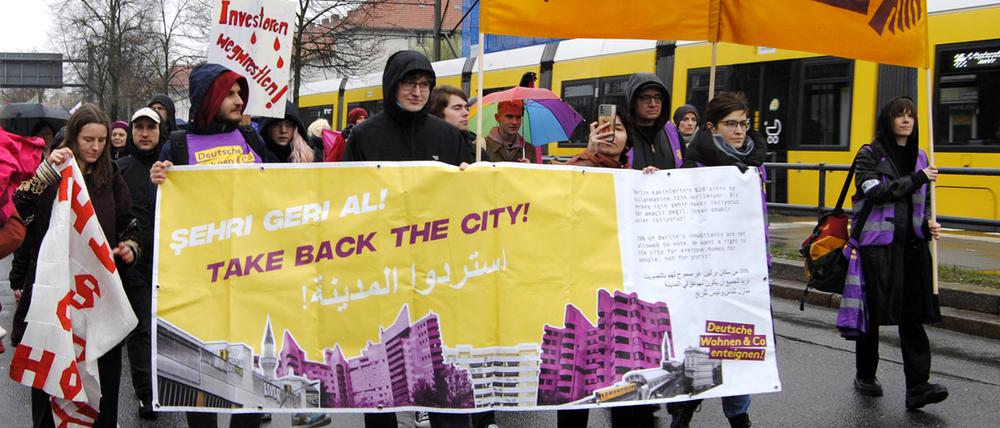 Das Bündnis gegen Verdrängung und Mietenwahnsinn hatte am Sonnabend zur Mietendem in Prenzlauer Berg aufgerufen.