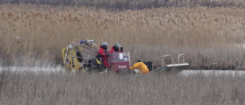 Rettungskräfte suchen in Akwesasne, Kanada, das Gebiet ab.