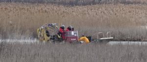 Rettungskräfte suchen in Akwesasne, Kanada, das Gebiet ab. 