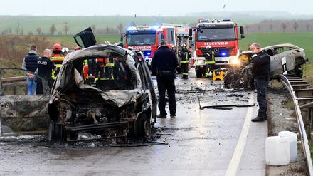 Zwei ausgebrannter PKW stehen an der Unfallstelle auf der B247 bei Bad Langensalza in Thüringen. 