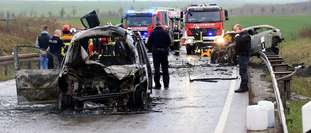 Zwei ausgebrannter PKW stehen an der Unfallstelle auf der B247 bei Bad Langensalza in Thüringen.
