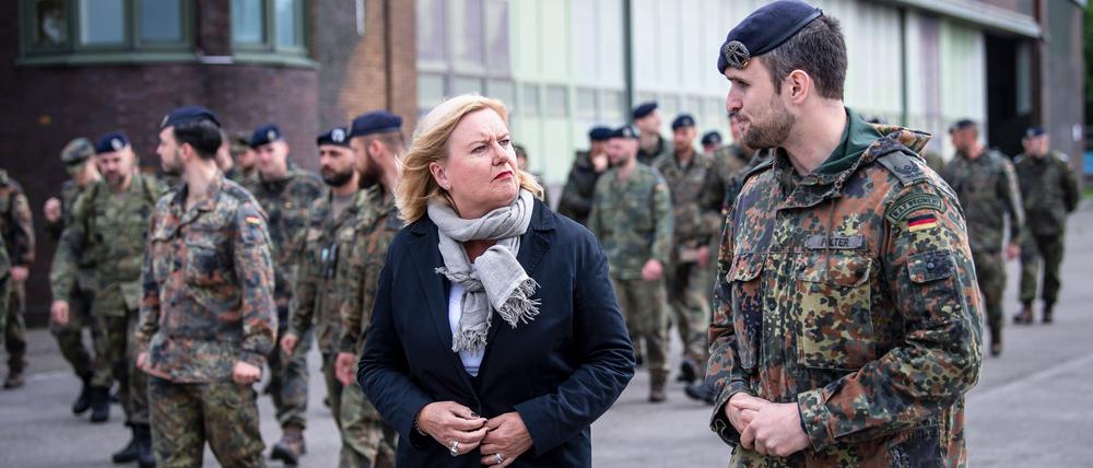 Eva Högl (SPD), Wehrbeauftragte des Deutschen Bundestages, spricht bei ihrem Truppenbesuch mit Major Dirk Polter.