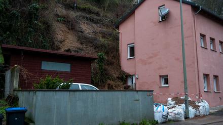 Etwa 100 Kubikmeter Erde sind in der Nacht von einem Hang auf ein Haus in Kasel gerutscht.