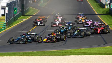 Vorn im Getümmel. Max Verstappen (rechts vorn) siegte in Melbourne.