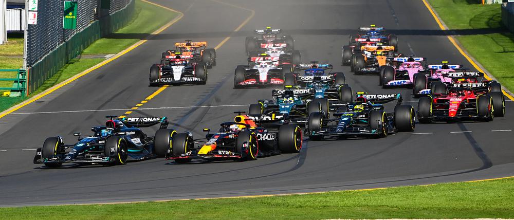 Vorn im Getümmel. Max Verstappen (rechts vorn) siegte in Melbourne.