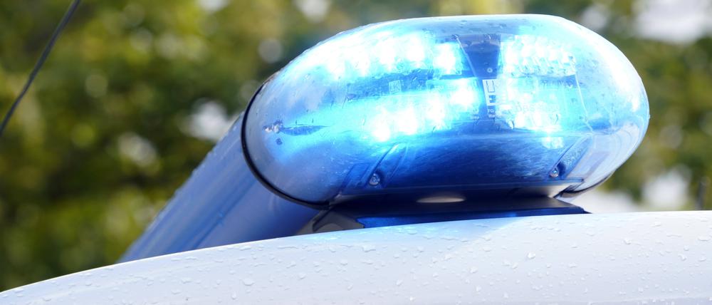 Blaulicht auf Polizeifahrzeug. Symbolbild, Themenbild Berlin, 27.11.2022 *** Blue light on police vehicle symbol image, theme image Berlin, 27 11 2022 Foto:xT.xBartillax/xFuturexImage