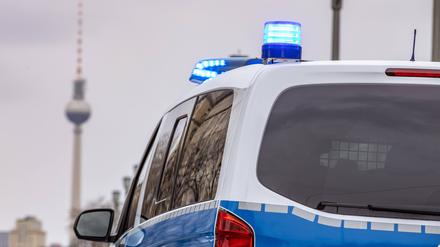 Streifenwagen der Berliner Polizei mit Blaulicht im Einsatz.