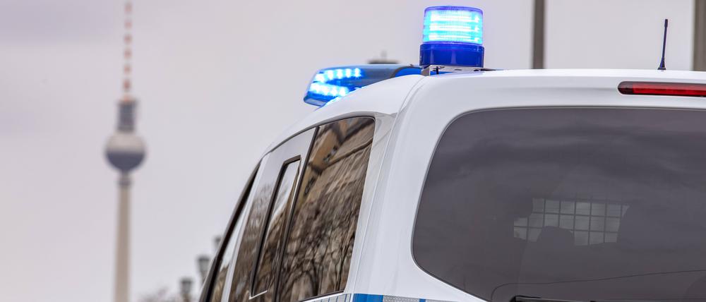 Streifenwagen der Berliner Polizei mit Blaulicht im Einsatz.
