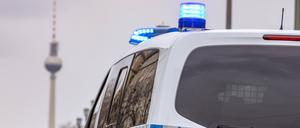 Streifenwagen der Berliner Polizei mit Blaulicht im Einsatz.