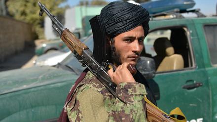 A Taliban fighter stands guard at the police headquarter in Qala-e-Now center, Badghis province on October 14, 2021. (Photo by Hoshang Hashimi / AFP)