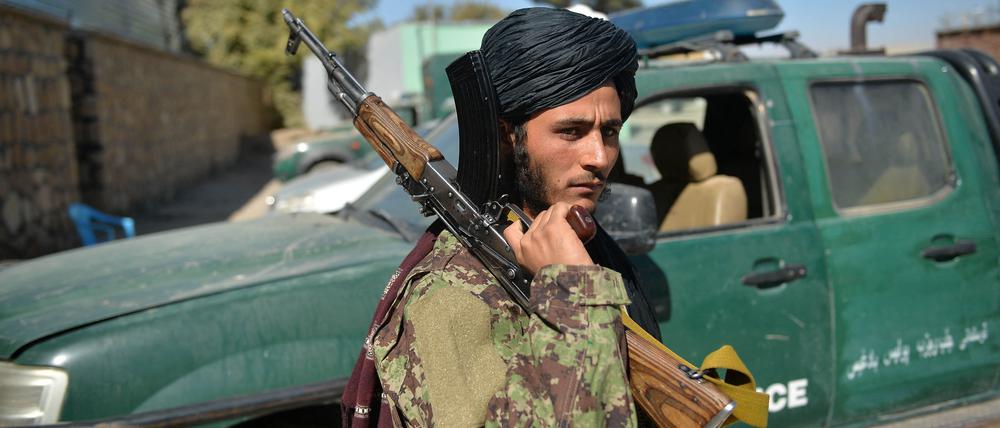 A Taliban fighter stands guard at the police headquarter in Qala-e-Now center, Badghis province on October 14, 2021. (Photo by Hoshang Hashimi / AFP)