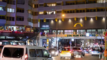 Neue Polizeiwache am Kottbusser Tor bei Dunkelheit, Die neue Nebenwache am Kottbusser Tor wurde am Donnerstag den 15.02.202he dark, The new secondary guard at Kottbusser