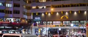 Neue Polizeiwache am Kottbusser Tor bei Dunkelheit, Die neue Nebenwache am Kottbusser Tor wurde am Donnerstag den 15.02.202he dark, The new secondary guard at Kottbusser