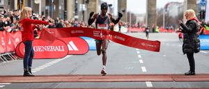 Sieger Sabastian Sawe beim Zieleinlauf.