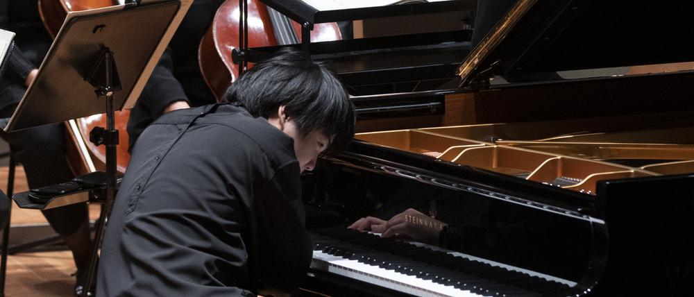 Der Pianist Mao Fujita und die Dirigentin Oksana Lyniv in der Philharmonie.
