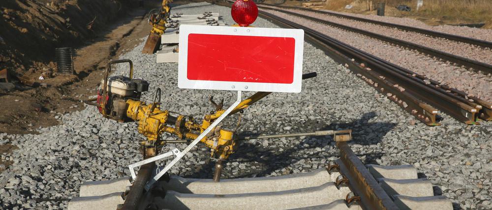 Ein Sperrschild am Ende eines neuen Gleises der Strecke Berlin-Rostock (Archivbild von 2012)