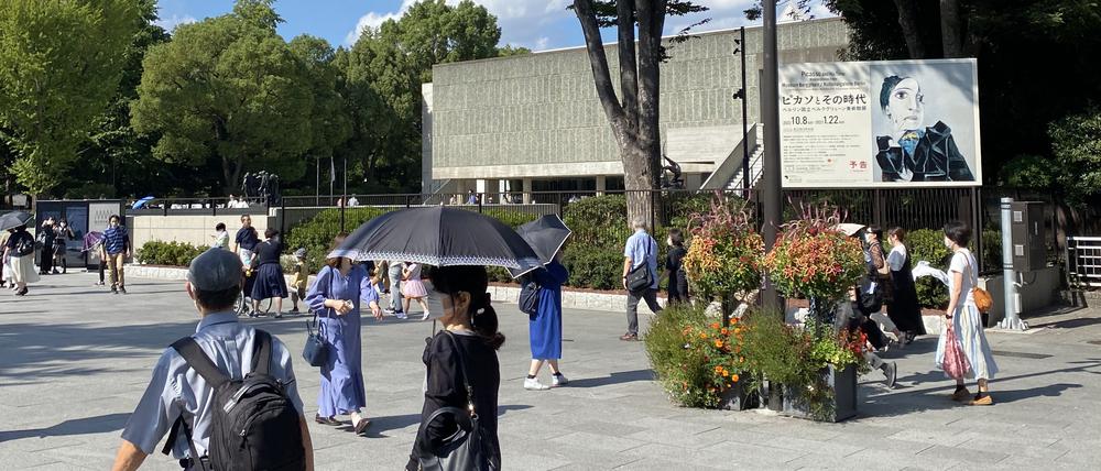 „Picasso and his Times“ heißt die Ausstellung in Japan. Besucher gehen in Tokio ins National Museum of Western Art, um die Schau zu sehen.