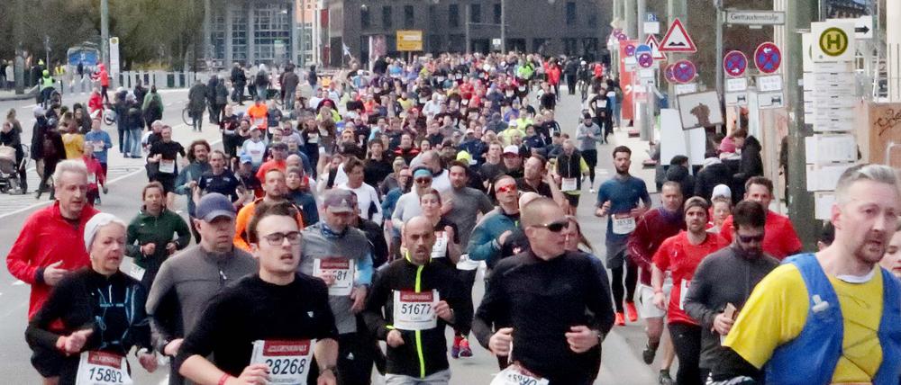 Läufer und Zuschauer beim Berliner Halbmarathon
