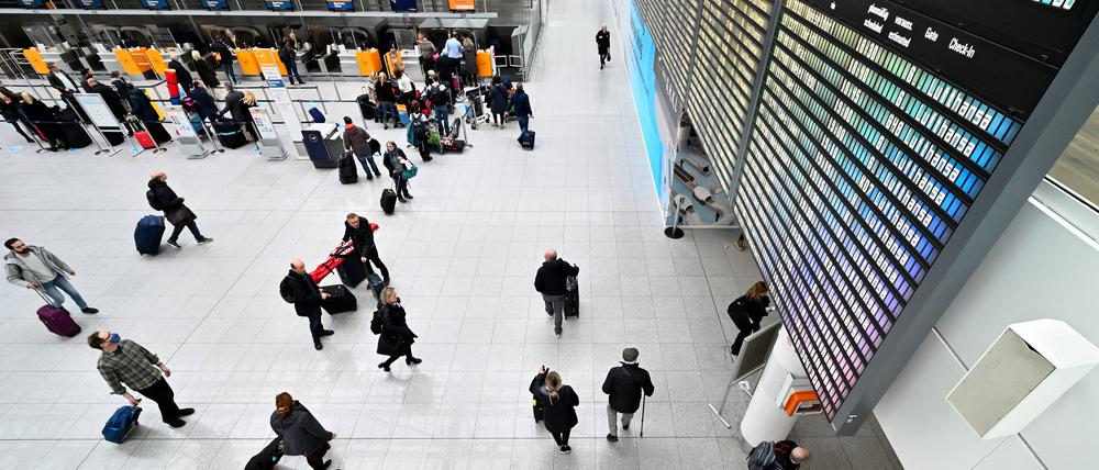 Passagiere auf dem Weg zum Check-In am Flughafen München (Archivbild)