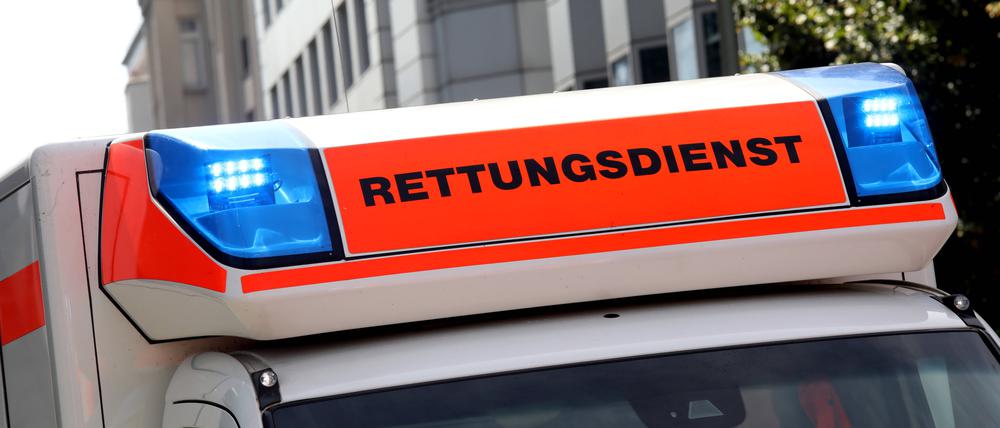 Ein Fahrradfahrer ist am Freitagnachmittag in Berlin-Lichtenberg von einem Sattelschlepper angefahren und schwer verletzt worden. Das teilte die Polizei am Sonnabend mit.