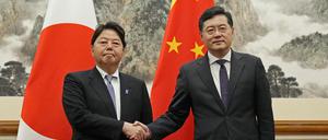 Japans Außenminister Yoshimasa Hayashi und Chinas Außenminister Qin Gang.