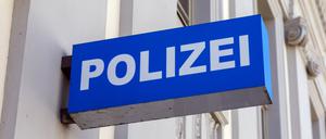 Die Polizei sucht einen unbekannten Mann, der der räuberischen Erpressung verdächtigt wird. 