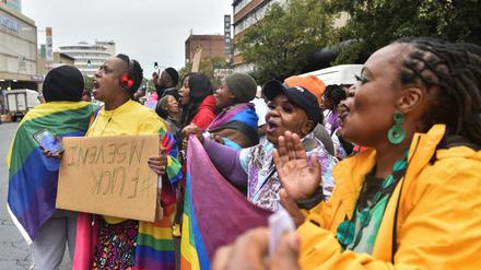 Solidarität mit Uganda: Menschen demonstrieren in Pretoria gegen das neue Gesetz.