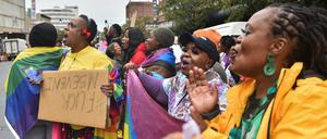Solidarität mit Uganda: Menschen demonstrieren in Pretoria gegen das neue Gesetz.