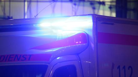 Nahaufnahme von einem Blaulicht bei Nacht an einem Krankenwagen Berlin.