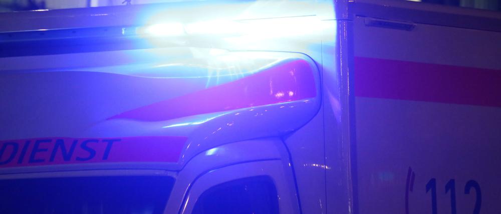 Nahaufnahme von einem Blaulicht bei Nacht an einem Krankenwagen in Berlin.