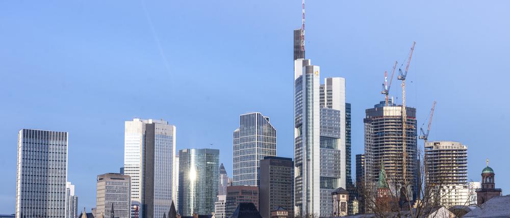 Die Frankfurter Bankenskyline: Lange war Festgeld weder für Sparer noch für Banken attraktiv. Das hat sich nach der Zinswende radikal geändert.