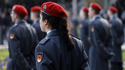 Rekruten und Rekrutinnen nehmen anlässlich des 66. Gründungs-jahres der Bundeswehr am feierlichen Gelöbnis vor der Villa Hammerschmidt in Bonn teil. 