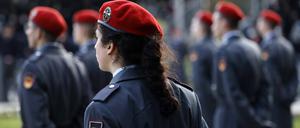 Rekruten und Rekrutinnen nehmen anlässlich des 66. Gründungs-jahres der Bundeswehr am feierlichen Gelöbnis vor der Villa Hammerschmidt in Bonn teil. 